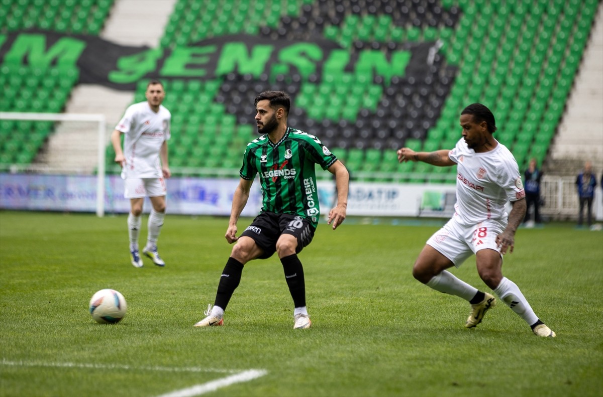 Trendyol 1. Lig'in 34. haftasında Sakaryaspor ile Siltaş Yapı Pendikspor, Yeni Sakarya Atatürk...