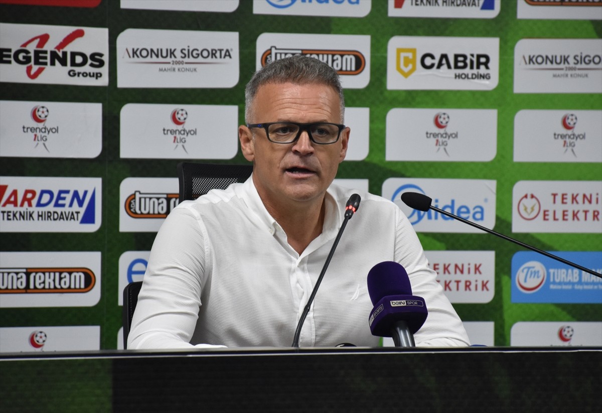 Trendyol 1. Lig'in 36. haftasında Sakaryaspor ile Erzurumspor FK, Yeni Sakarya Atatürk...