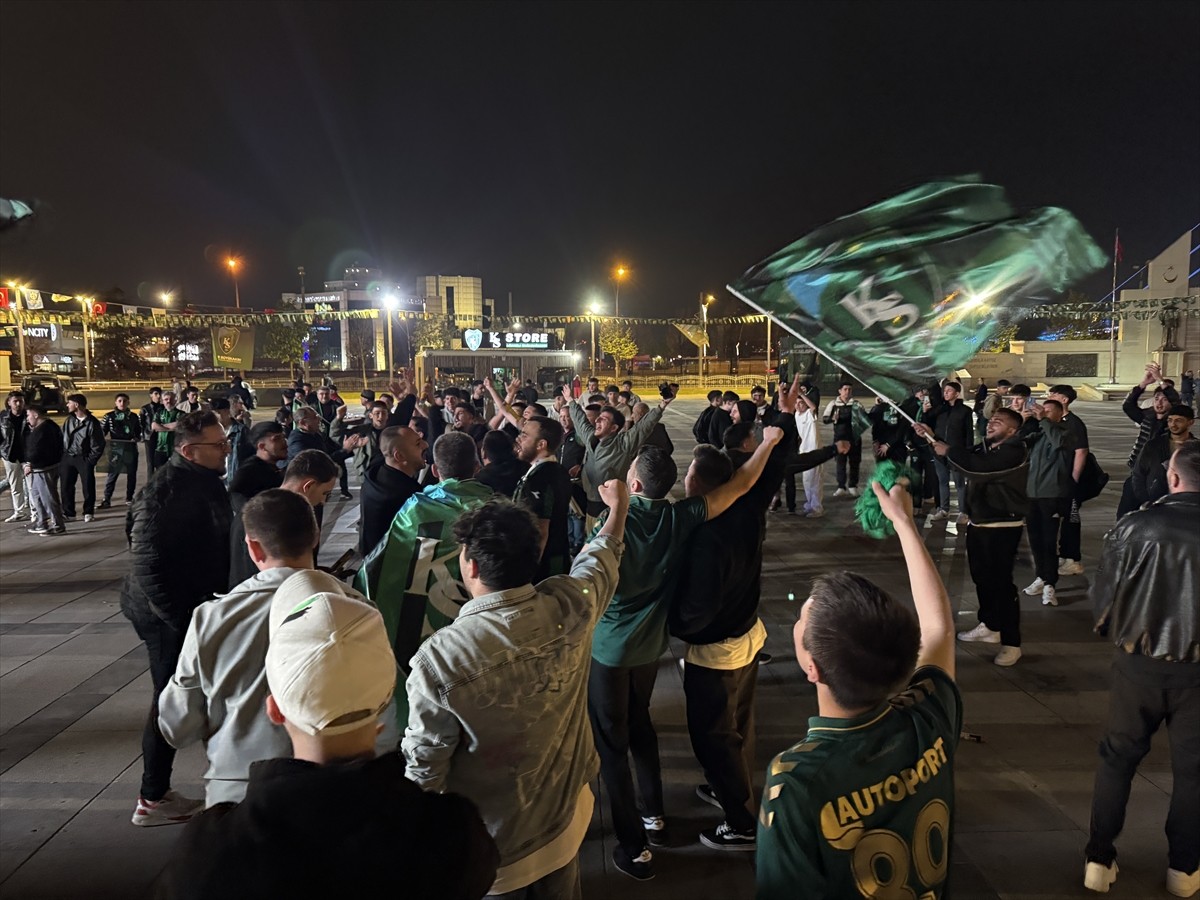 Trendyol 1. Lig takımlarından Kocaelispor, Geosis Boluspor'un Solwie Energy Fatih Karagümrük'ü 1-0...