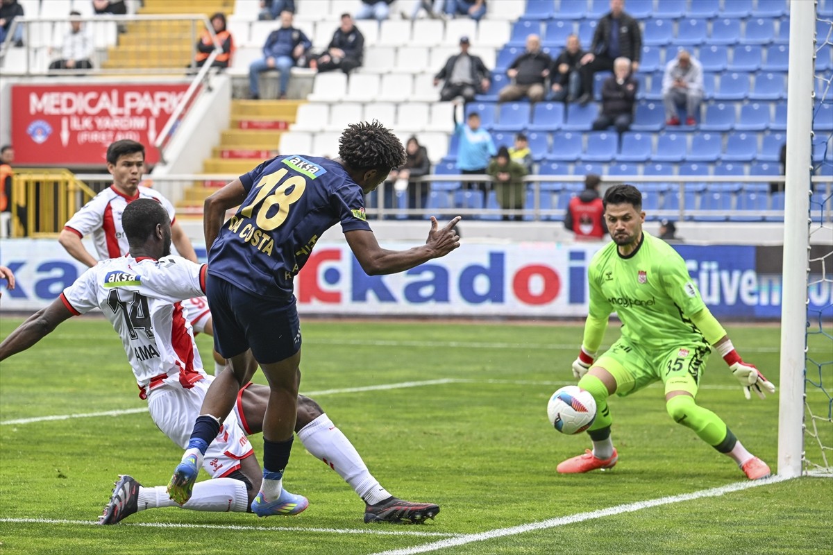 Trendyol Süper Lig'in 32. haftasında Kasımpaşa ile Net Global Sivasspor takımları Recep Tayyip...