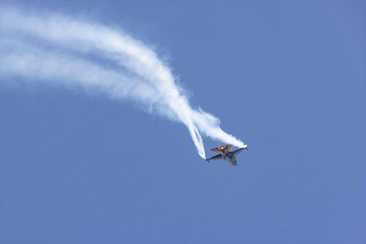 Türk Hava Kuvvetlerinin akrobasi timi SOLOTÜRK, "2025 Turizm Başkenti" ilan edilen Erzurum'da...