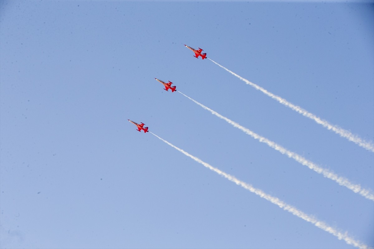 Türk Hava Kuvvetlerinin akrobasi timi Türk Yıldızları, Hatay'ın İskenderun ilçesinde 19 Nisan'da...