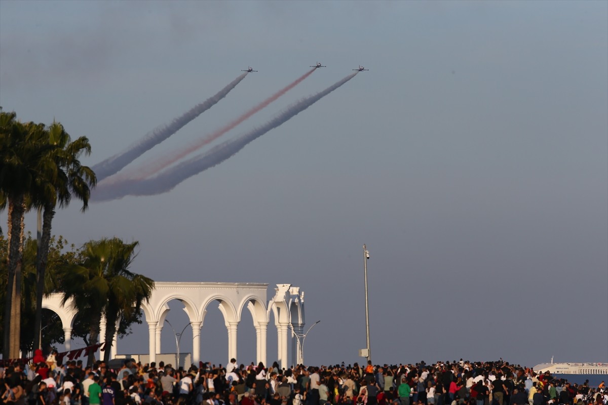 Türk Hava Kuvvetlerinin akrobasi timi Türk Yıldızları, Mersin'de 23 Nisan Ulusal Egemenlik ve...