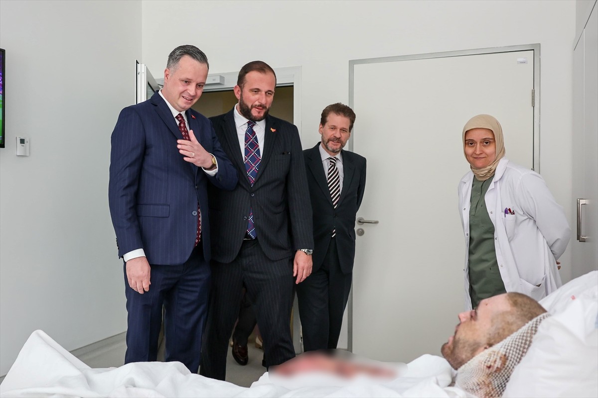 Türk İşbirliği ve Koordinasyon Ajansı (TİKA) Başkanı Serkan Kayalar (sağda), martta Kuzey...