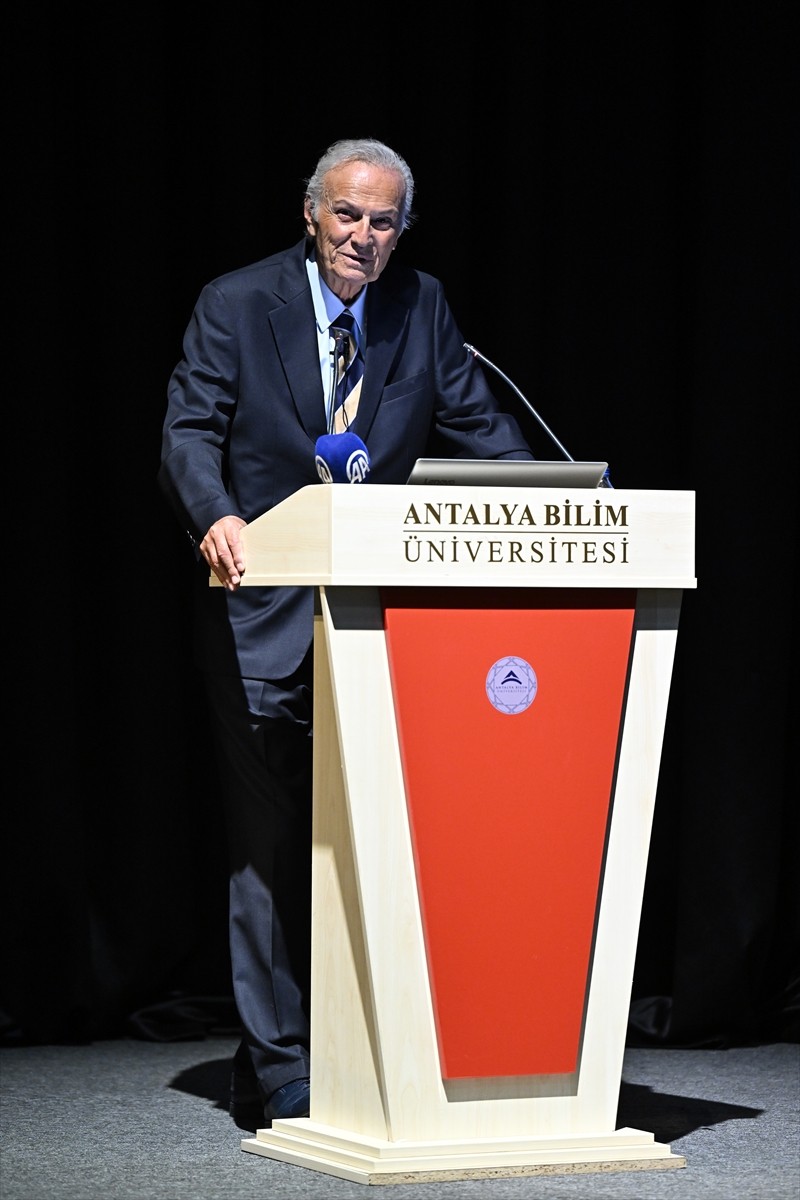 Türk sinemasının usta oyuncularından Ediz Hun, Antalya Bilim Üniversitesi'nde "Sosyoekonomik...