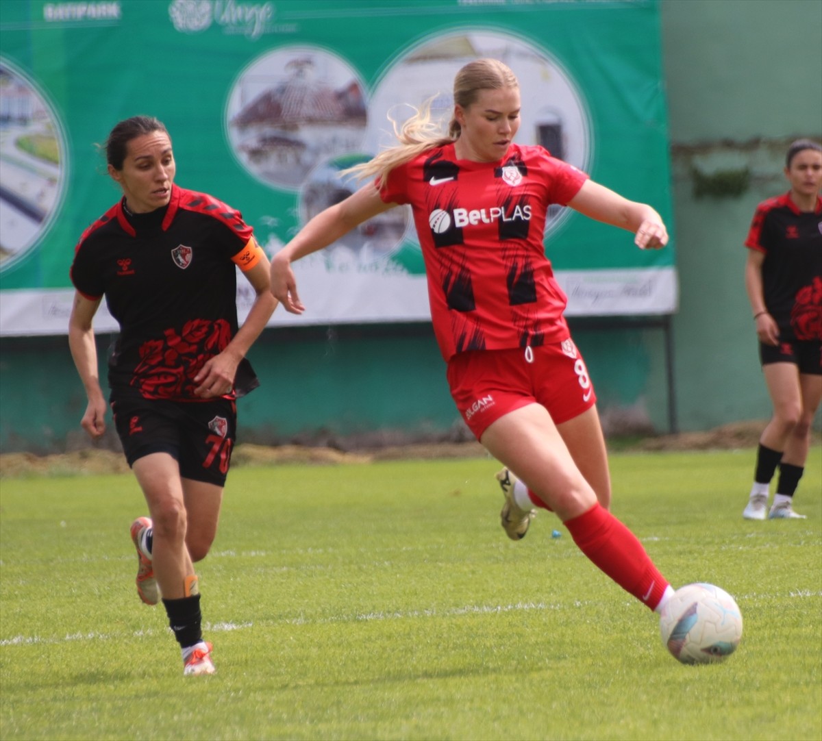 Turkcell Kadın Futbol Süper Ligi'nin 23. haftasında Ünye Kadın Spor Kulübü ile Ankara Büyükşehir...