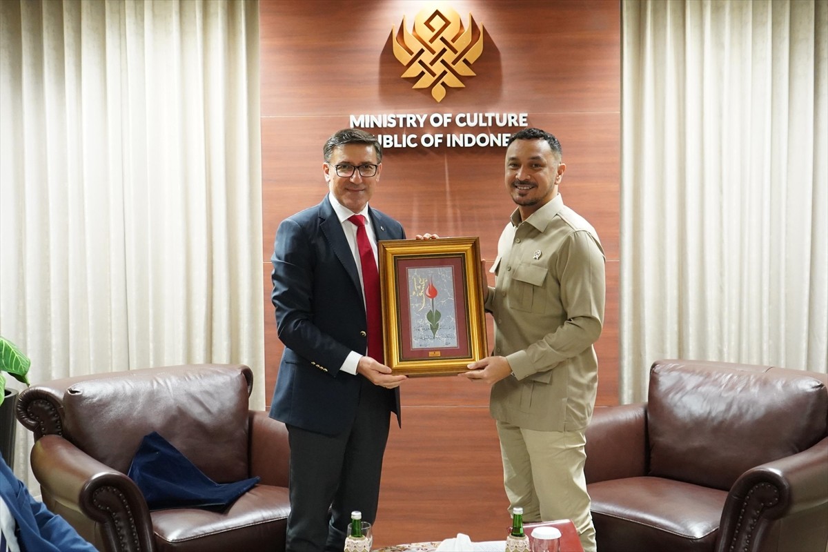 Türkiye'nin Cakarta Büyükelçisi Talip Küçükcan (solda), Endonezya Kültür Bakan Yardımcısı Giring...