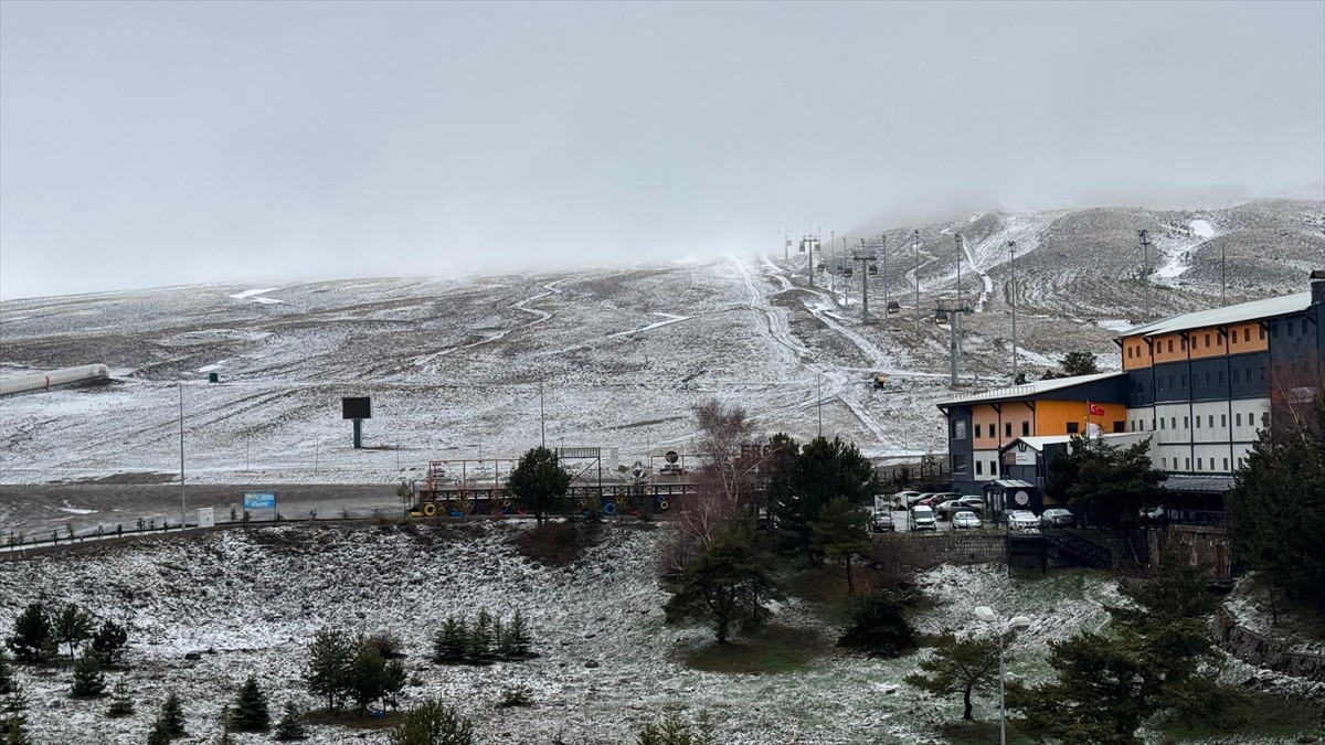 Türkiye'nin en önemli kayak merkezlerinden Erciyes'e, nisan ayında kar yağdı.