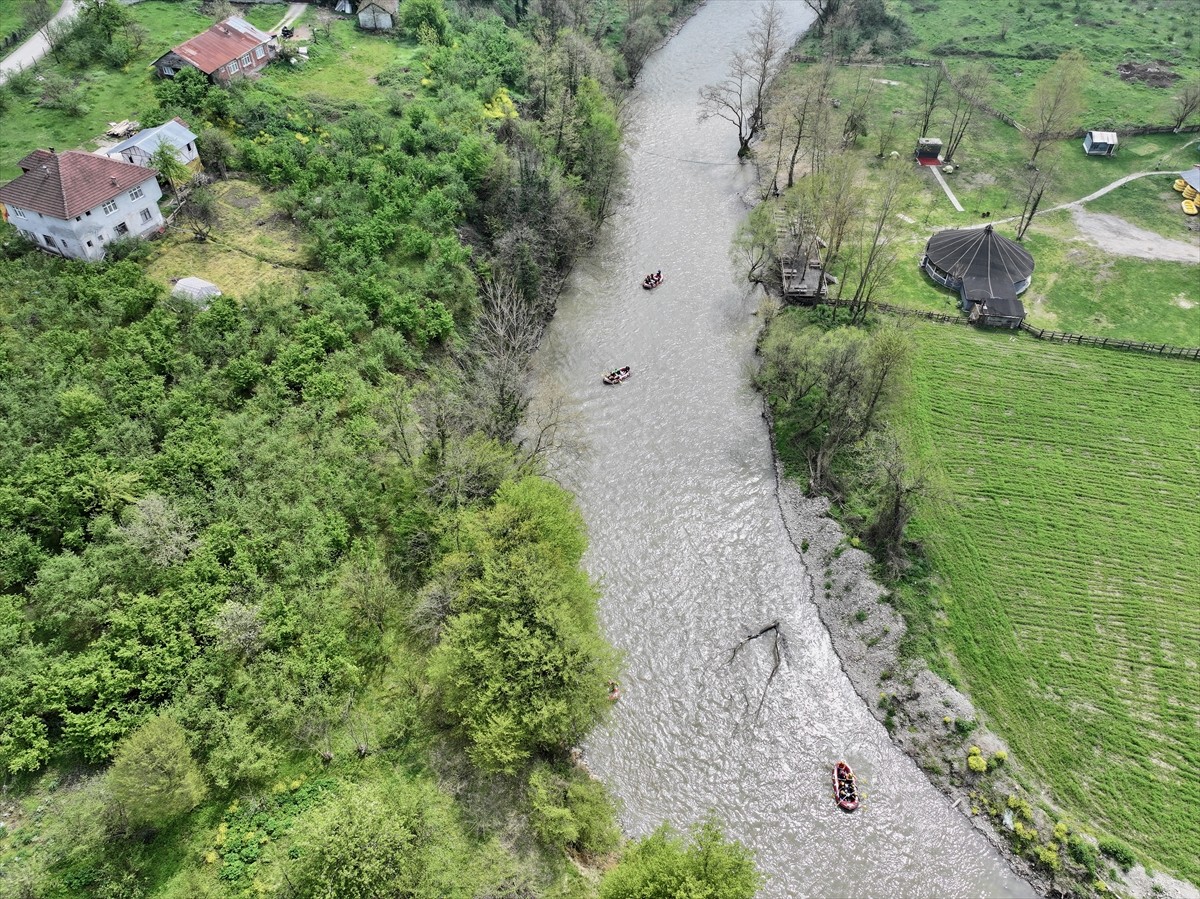 Türkiye'nin en önemli rafting parkurlarından Düzce'nin Cumayeri ilçesinden geçen Melen Çayı'nda...