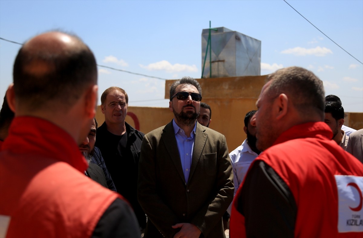 Türkiye'nin Halep Başkonsolosu Hakan Cengiz ile Türk Kızılay yetkilileri, Suriye'nin kuzeyinde...