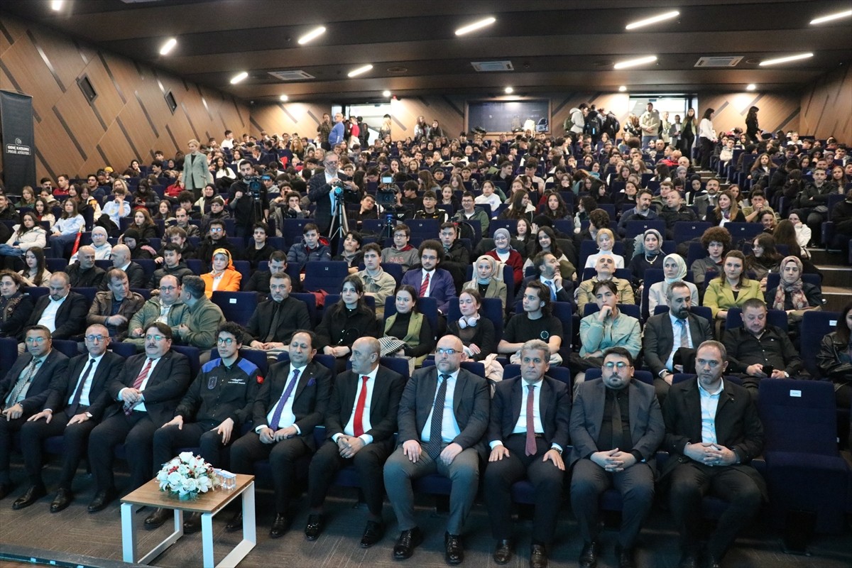 Türkiye'nin ikinci astronotu Tuva Cihangir Atasever (fotoğrafta), Sakarya'da "Genç Katılımlı Proje...