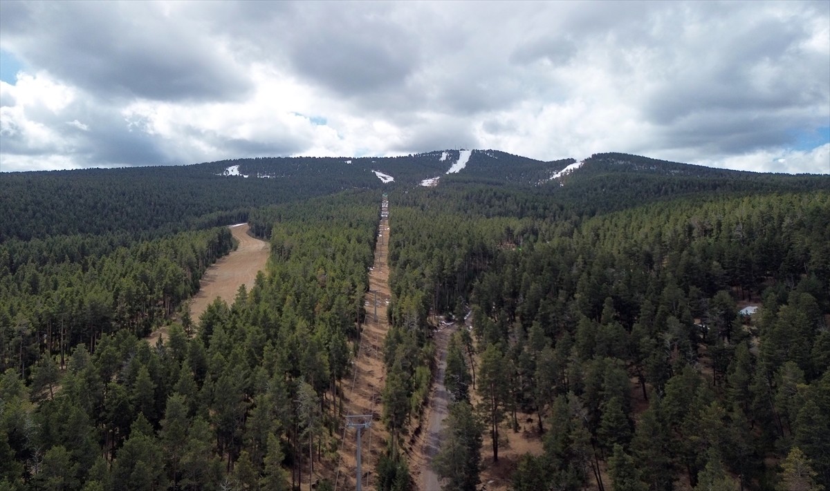 Türkiye'nin önemli kış turizm merkezlerinden Kars'taki Sarıkamış Kayak Merkezi'nde sezon sona...