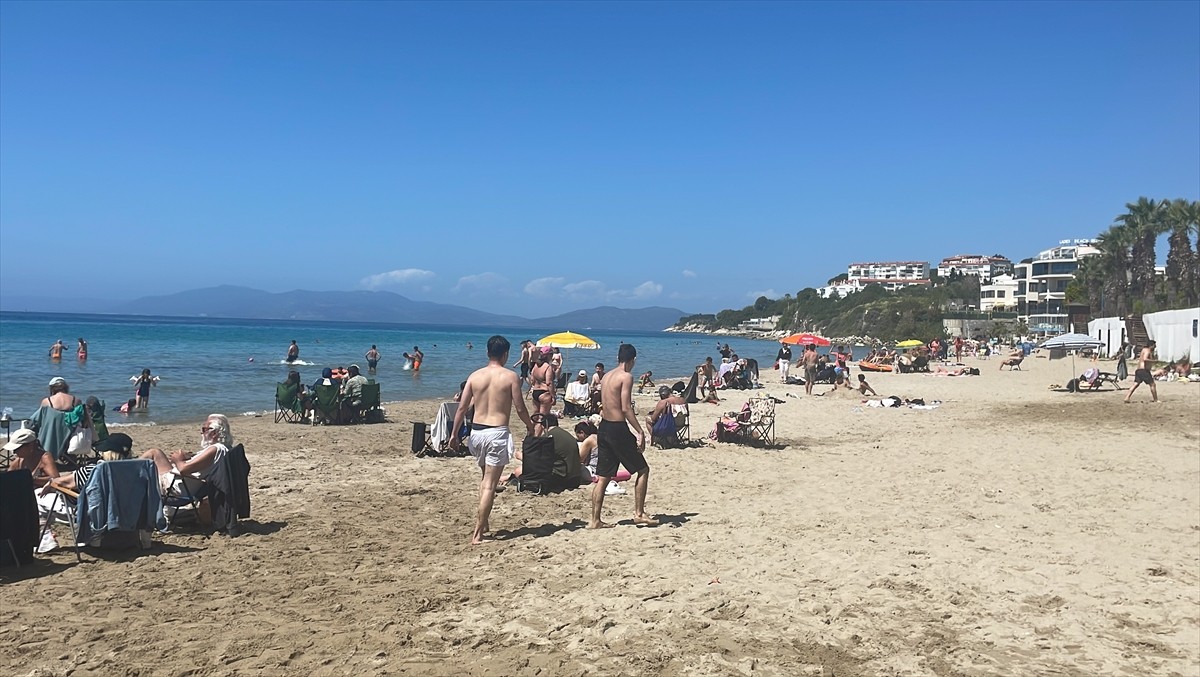 Türkiye'nin önemli turizm merkezlerinden Aydın'ın Kuşadası ilçesinde hava sıcaklığının artmasıyla...