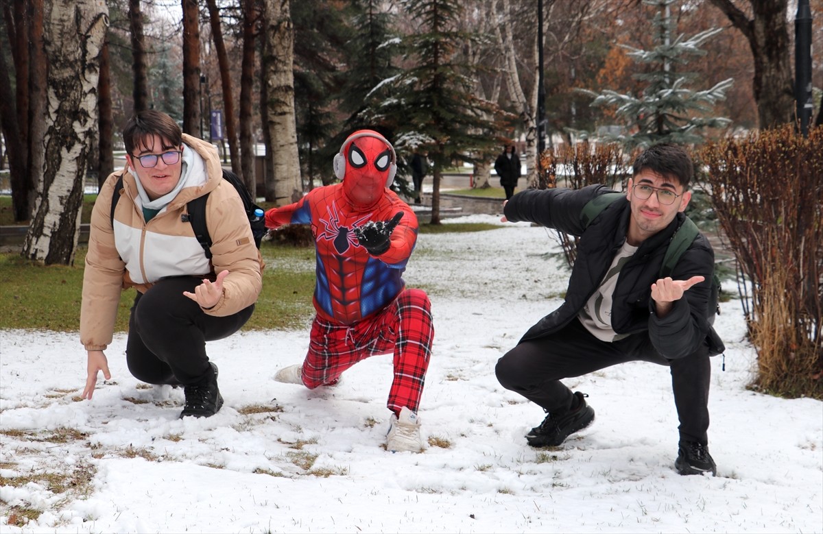 Türkiye'yi "Örümcek Adam" kostümüyle gezme hayaliyle memleketi İzmir'den yola çıkan Ayaz Salih...