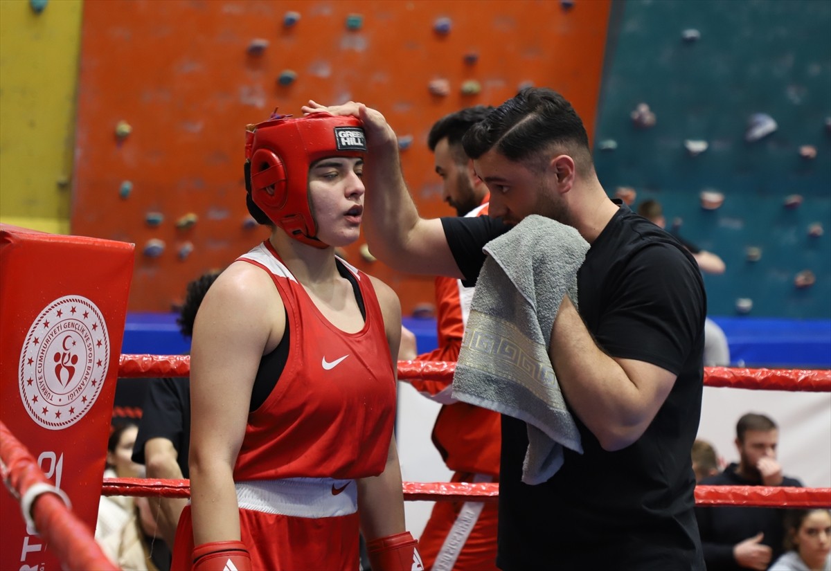 Türkiye Boks Federasyonu tarafından düzenlenen Hamdi Yıldırım 22 Yaş Altı, Genç ve Yıldız Kadınlar...