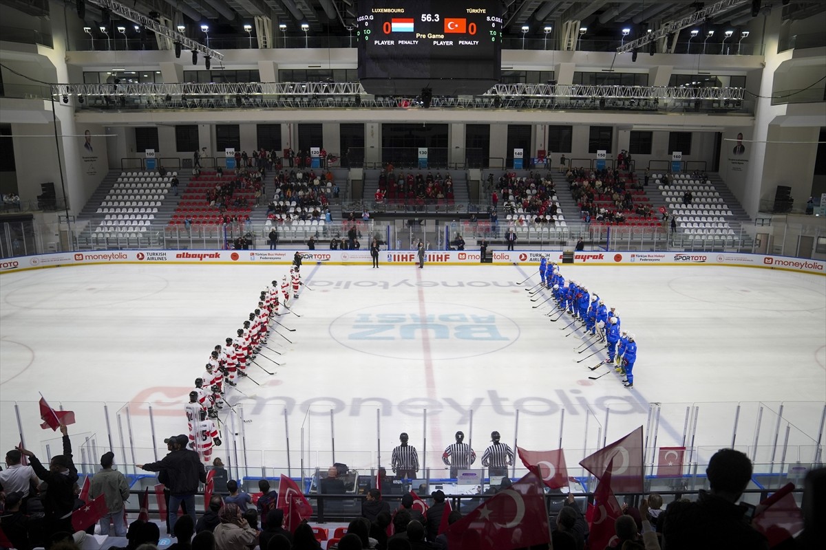 Türkiye Buz Hokeyi A Milli Takımı, Zeytinburnu Buz Adası'nda oynanan Erkekler Buz Hokeyi Dünya...