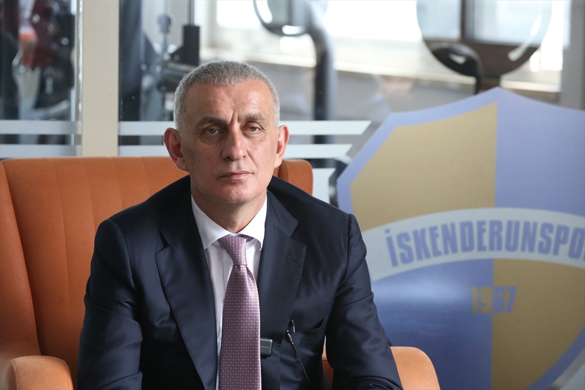 Türkiye Futbol Federasyonu (TFF) Başkanı İbrahim Hacıosmanoğlu (ortada), Nesine 2. Lig ekibi...