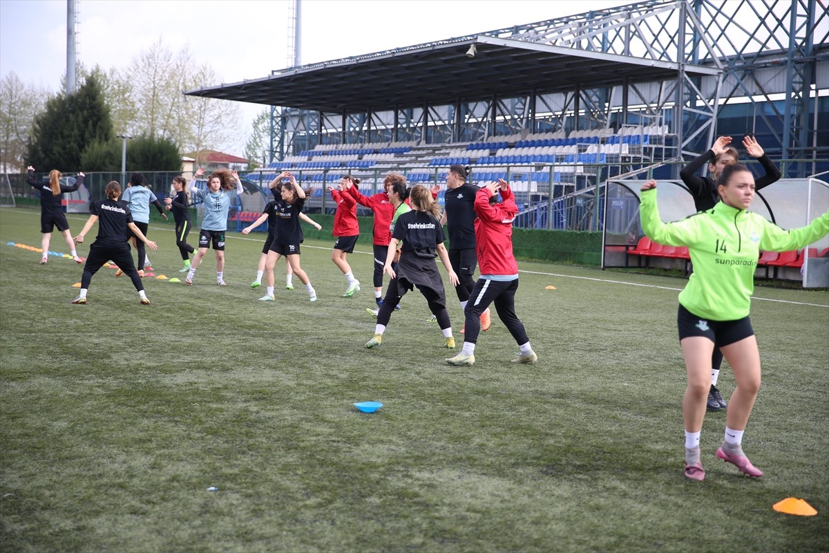 Türkiye Futbol Federasyonu (TFF) Kadınlar 1. Ligi play-off 3'üncülük müsabakalarında mücadele...