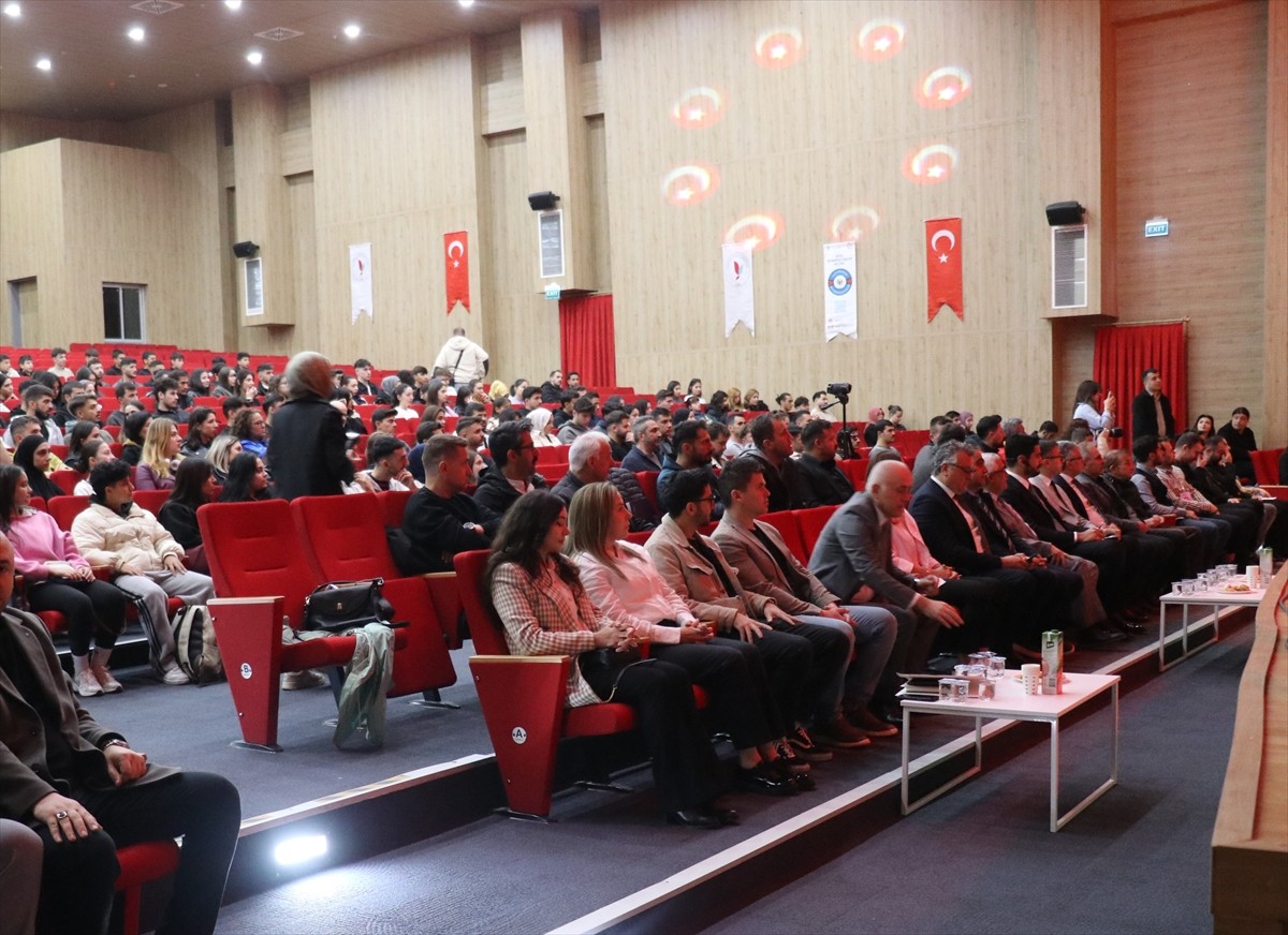 Türkiye Güreş Federasyonu Başkanı Taha Akgül, Yalova Üniversitesinde konferans verdi. Yalova...