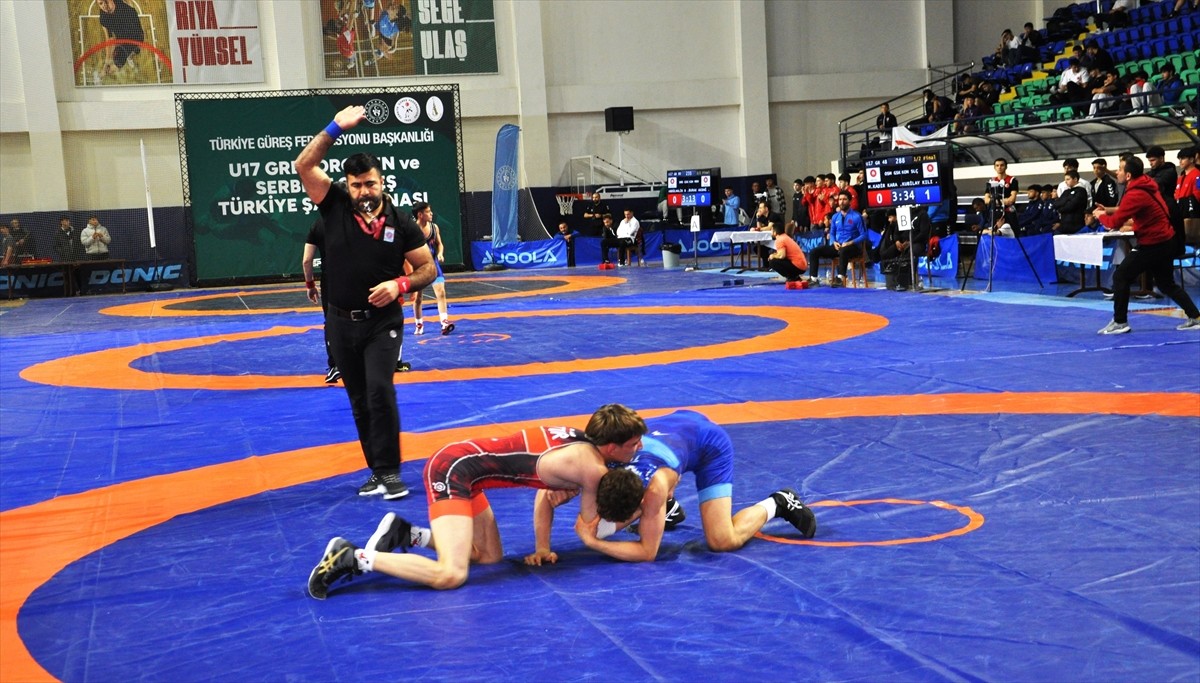 Türkiye Güreş Federasyonu tarafından düzenlenen 17 Yaş Altı Türkiye Güreş Şampiyonası, Kütahya'da...
