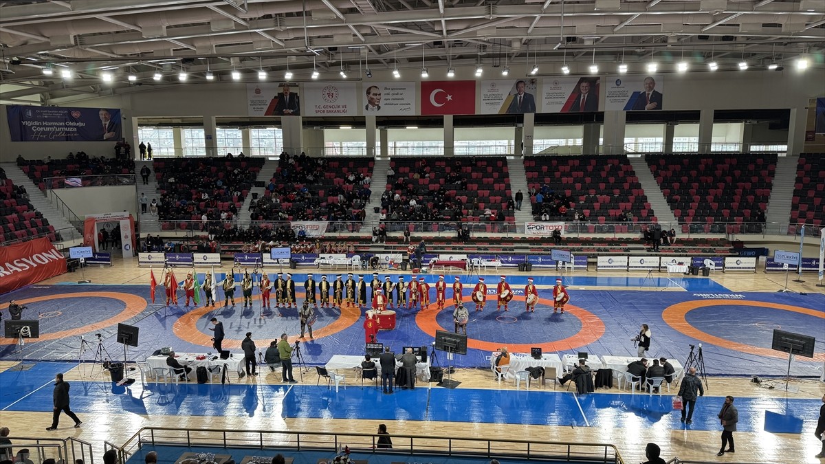 Türkiye Güreş Federasyonu tarafından düzenlenen 20 Yaş Altı Türkiye Şampiyonası, Çorum'da devam...