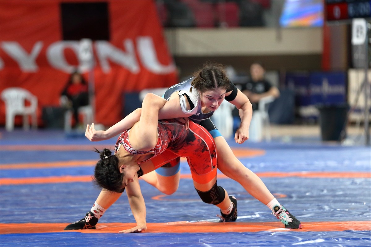 Türkiye Güreş Federasyonu tarafından düzenlenen 20 Yaş Altı Türkiye Şampiyonası, Çorum'da sona...