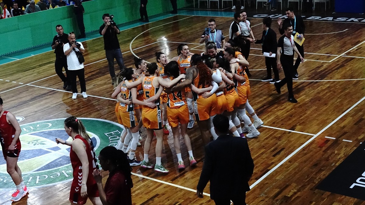 Türkiye Kadınlar Basketbol Ligi'nin 29. hafta mücadelesinde Güre Atatürk Spor Salonu'nda...