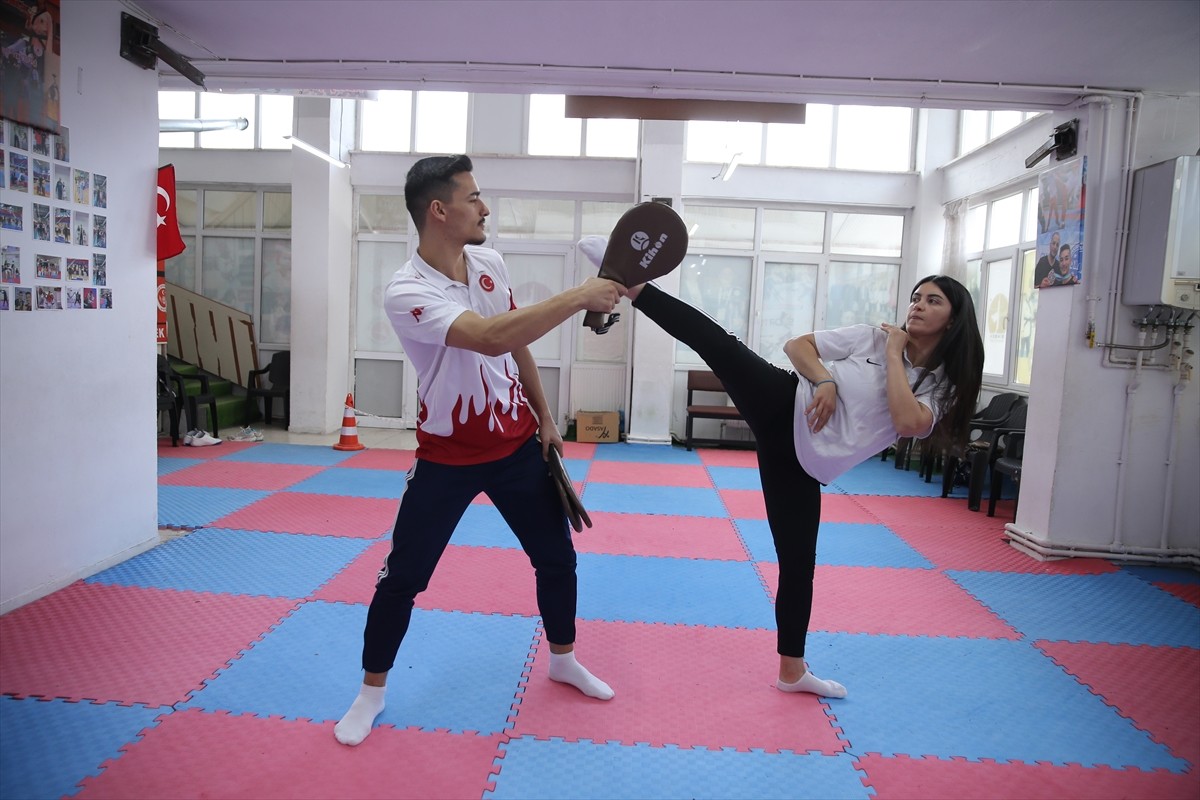 Türkiye şampiyonu ve olimpiyat ikincisi işitme engeli milli sporcu Didem Kirazcı, 2025 İşitme...