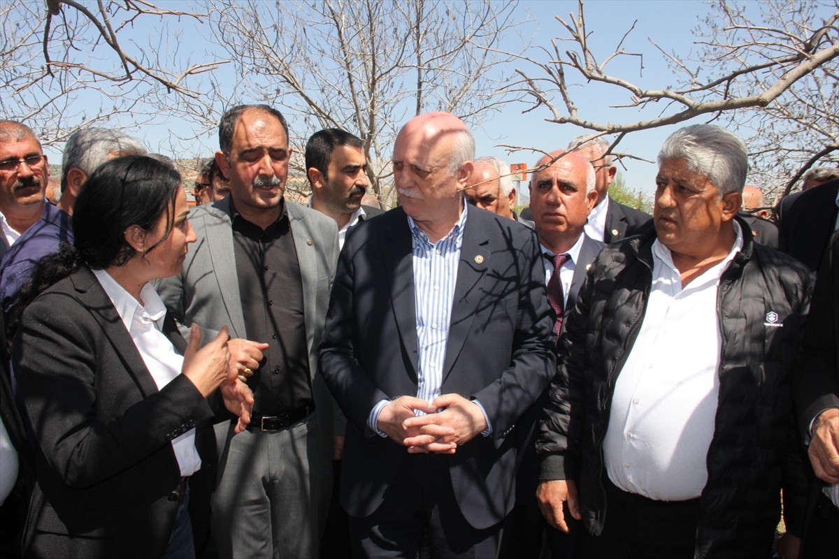 Türkiye Ziraat Odaları Birliği (TZOB) Genel Başkanı Şemsi Bayraktar (sağ 2), Adıyaman'ın Besni ve...