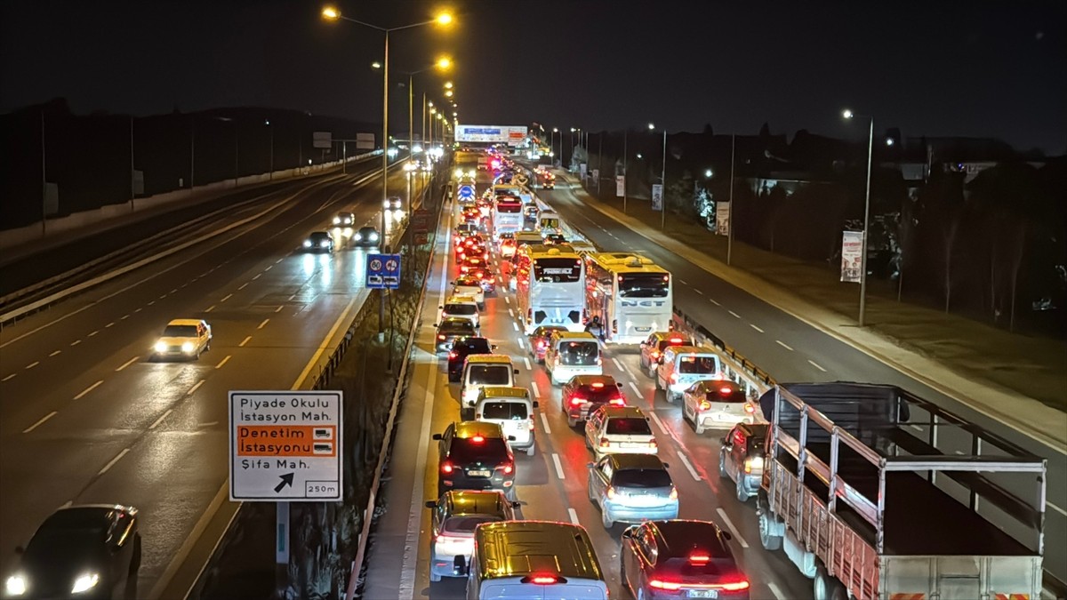 Tuzla'da köprülü kavşaktaki güçlendirme çalışmaları nedeniyle D-100 kara yolunda trafik yoğunluğu...