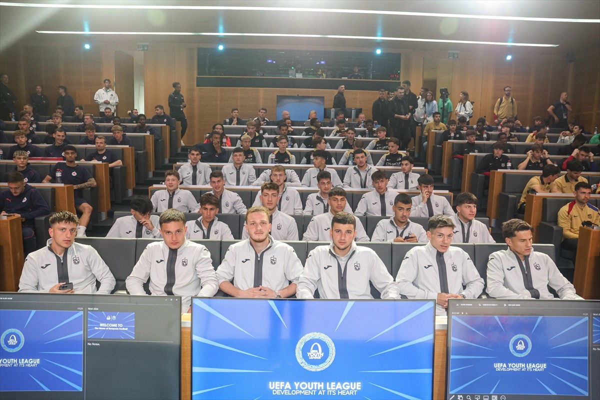 UEFA, Gençlik Ligi'nde yarı final oynayan futbolcular için kariyer eğitimi organize etti....
