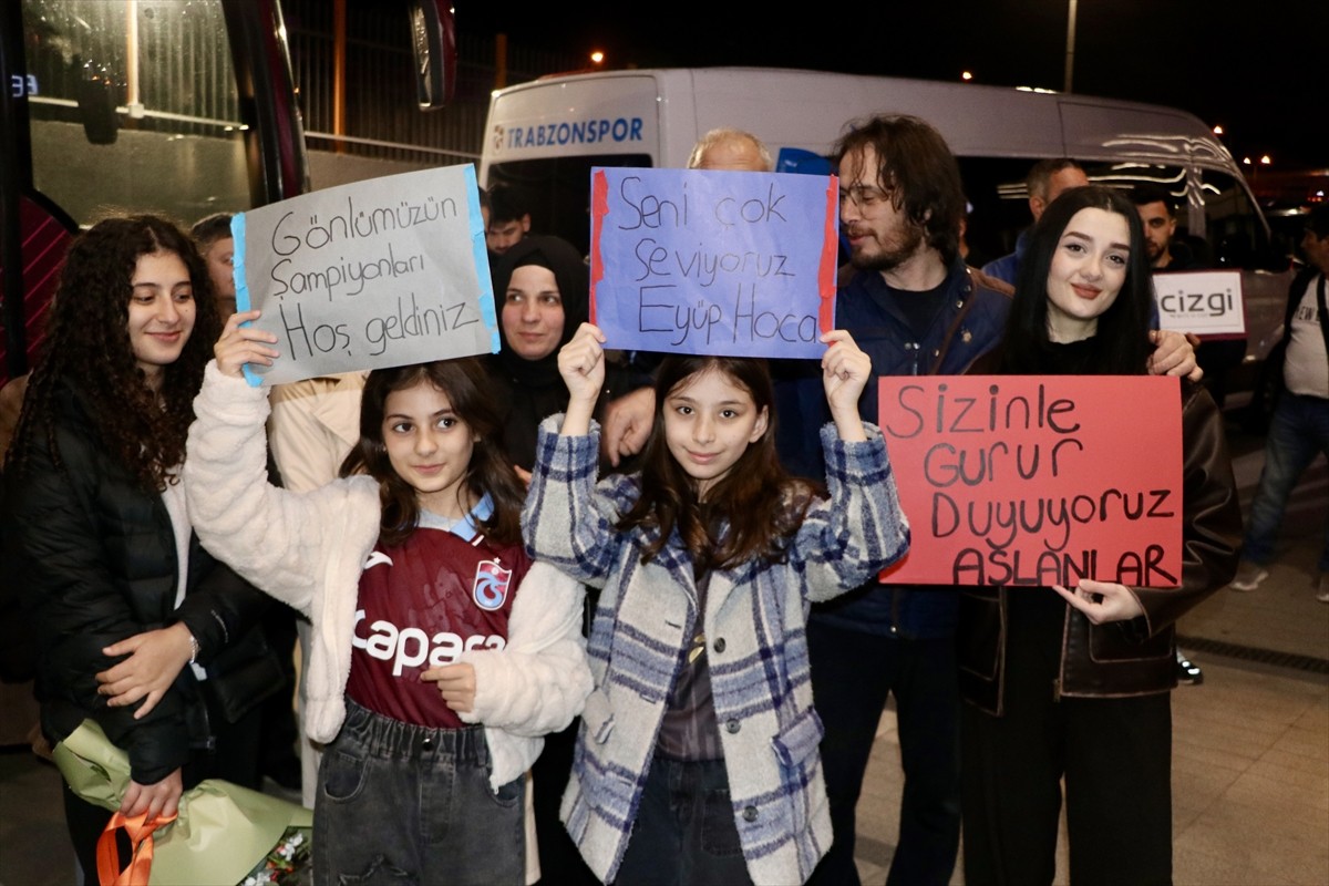 UEFA Gençlik Ligi finalinde Barcelona'ya 4-1 mağlup olarak turnuvayı ikinci sırada tamamlayan...