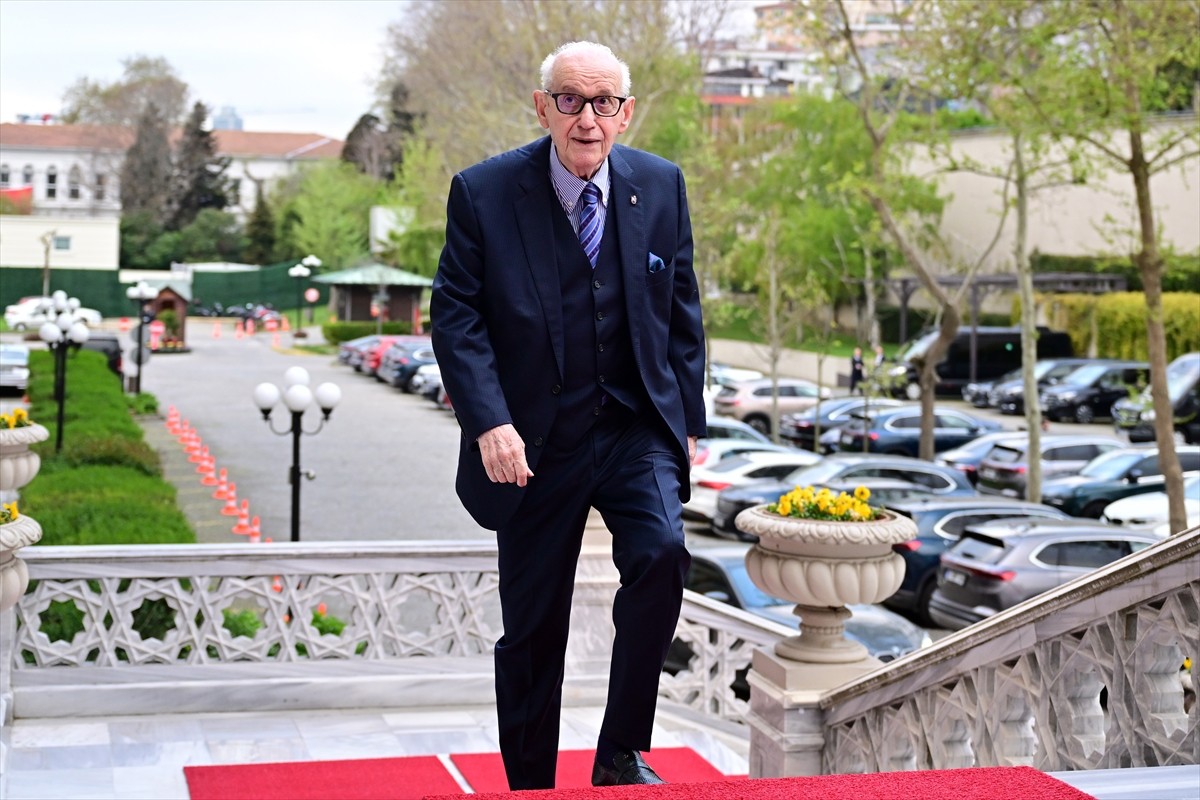 UEFA İstanbul Ofisi'nin açılışı öncesi gala yemeği, Çırağan Sarayı'nda gerçekleştirildi....