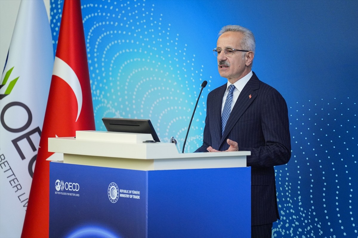 Ulaştırma ve Altyapı Bakanı Abdulkadir Uraloğlu, İstanbul'da düzenlenen Ekonomik İşbirliği ve...