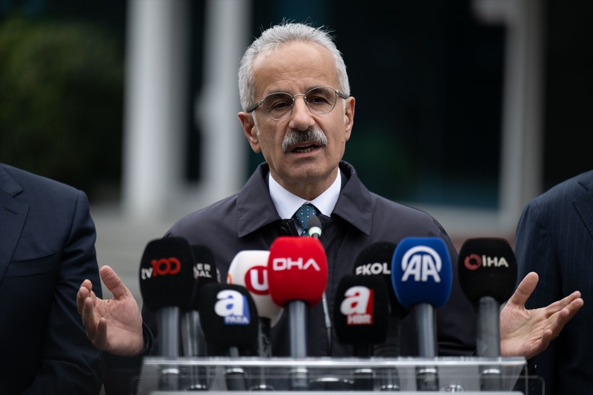 Ulaştırma ve Altyapı Bakanı Abdulkadir Uraloğlu, İstanbul'da meydana gelen depremler nedeniyle 3...