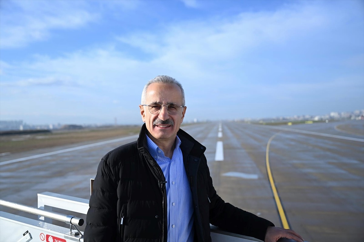 Ulaştırma ve Altyapı Bakanı Abdulkadir Uraloğlu, İstanbul Havalimanı'ndan "eş zamanlı üçlü...
