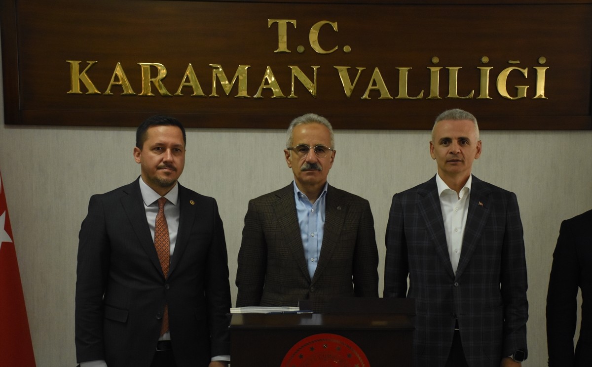 Ulaştırma ve Altyapı Bakanı Abdulkadir Uraloğlu, Karaman'da Valiliği ziyaret etti. Uraloğlu...