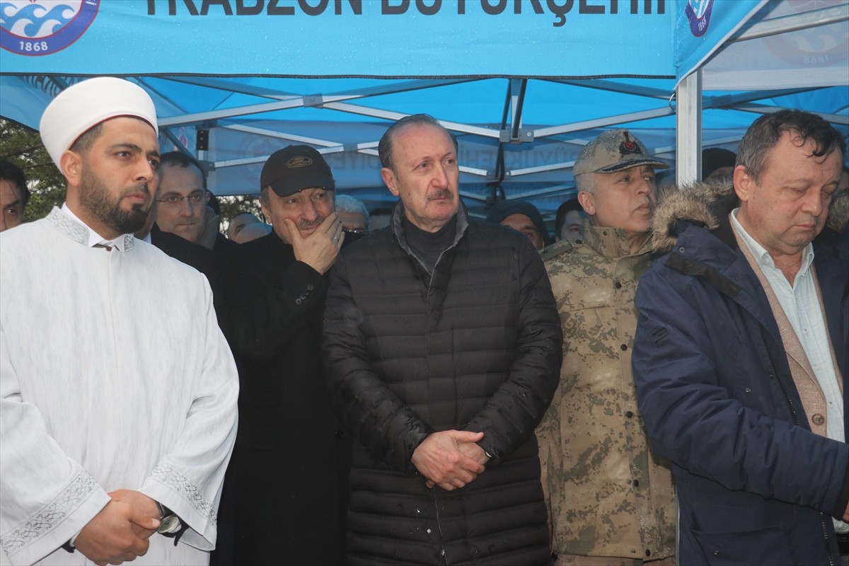 Ulaştırma ve Altyapı Bakanı Abdulkadir Uraloğlu (sağ 3), Bakan Yardımcısı Enver İskurt'un annesi...