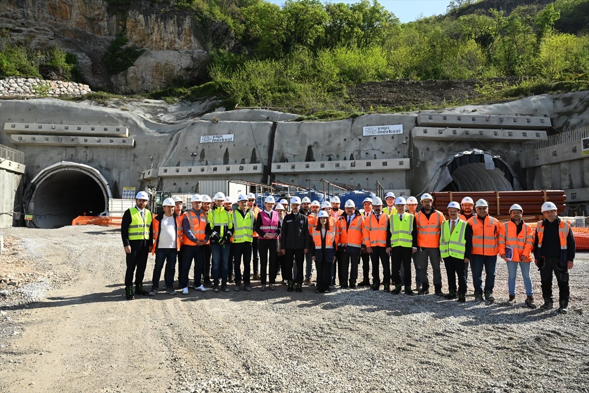 Ulaştırma ve Altyapı Bakanı Abdulkadir Uraloğlu (solda), Slovenya'daki temasları kapsamında...
