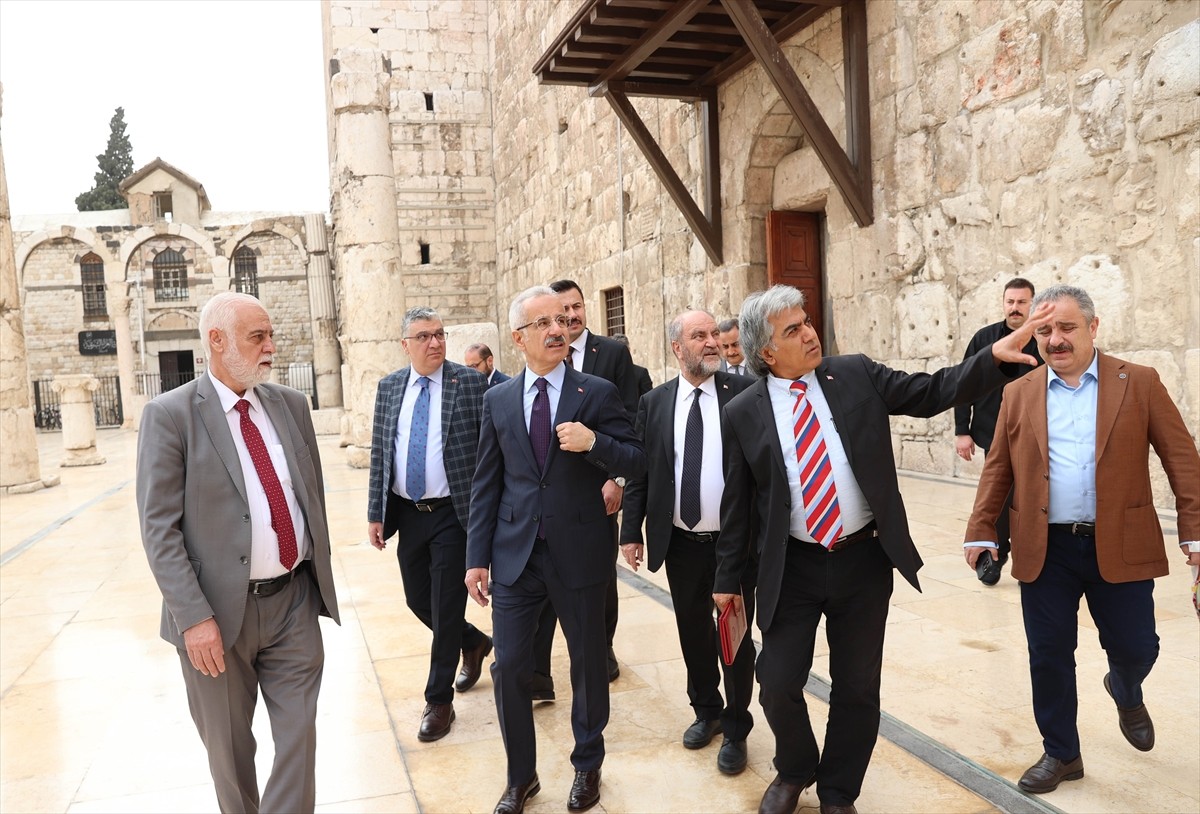 Ulaştırma ve Altyapı Bakanı Abdulkadir Uraloğlu (solda), Suriye'nin başkenti Şam'da Emevi...