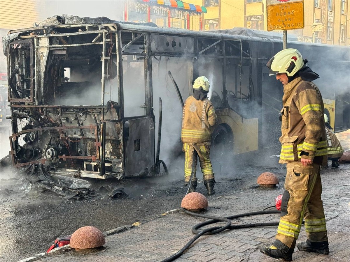 Ümraniye'de İETT otobüsünde çıkan yangın itfaiye ekiplerince söndürüldü.