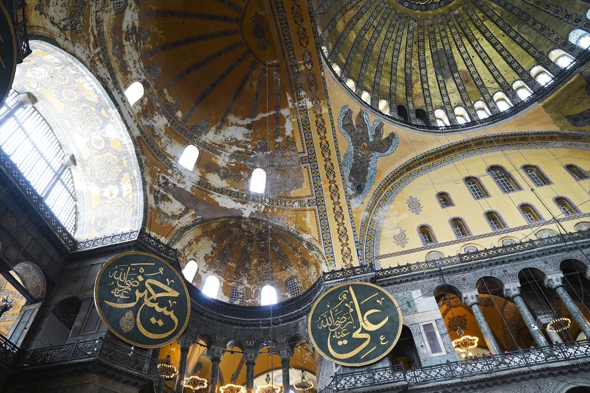 UNESCO Dünya Mirası Listesi'ne kayıtlı 1486 yıllık Ayasofya-i Kebir Cami-i Şerifi'nde bütünsel...