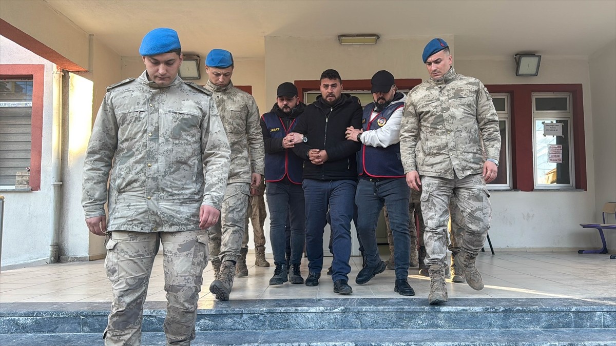 Uşak'ın Banaz ilçesinde bir kişinin ölümüne ilişkin gözaltına alınan 4 şüpheliden 1'i...