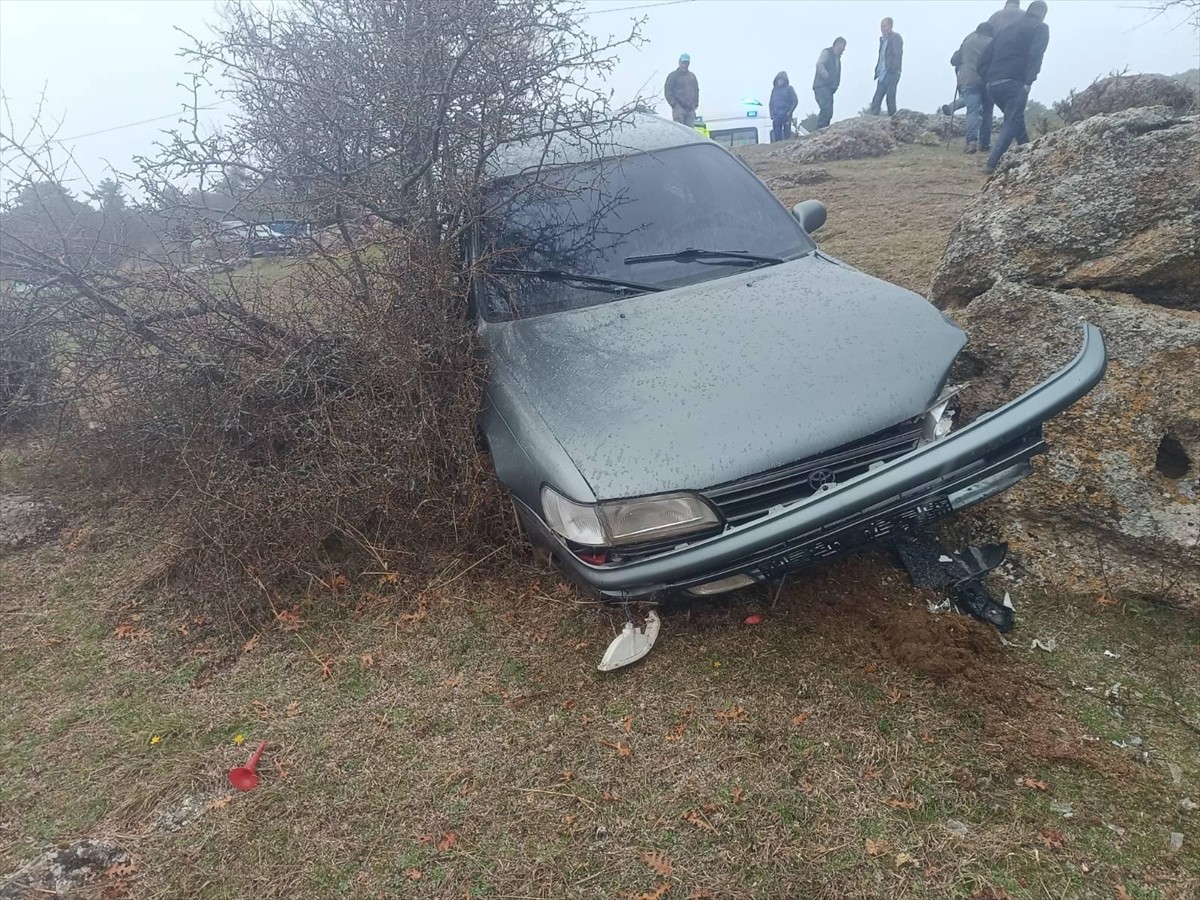 Uşak'ın Banaz ilçesinde şarampole devrilen otomobilin sürücüsü tedavi gördüğü hastanede hayatını...