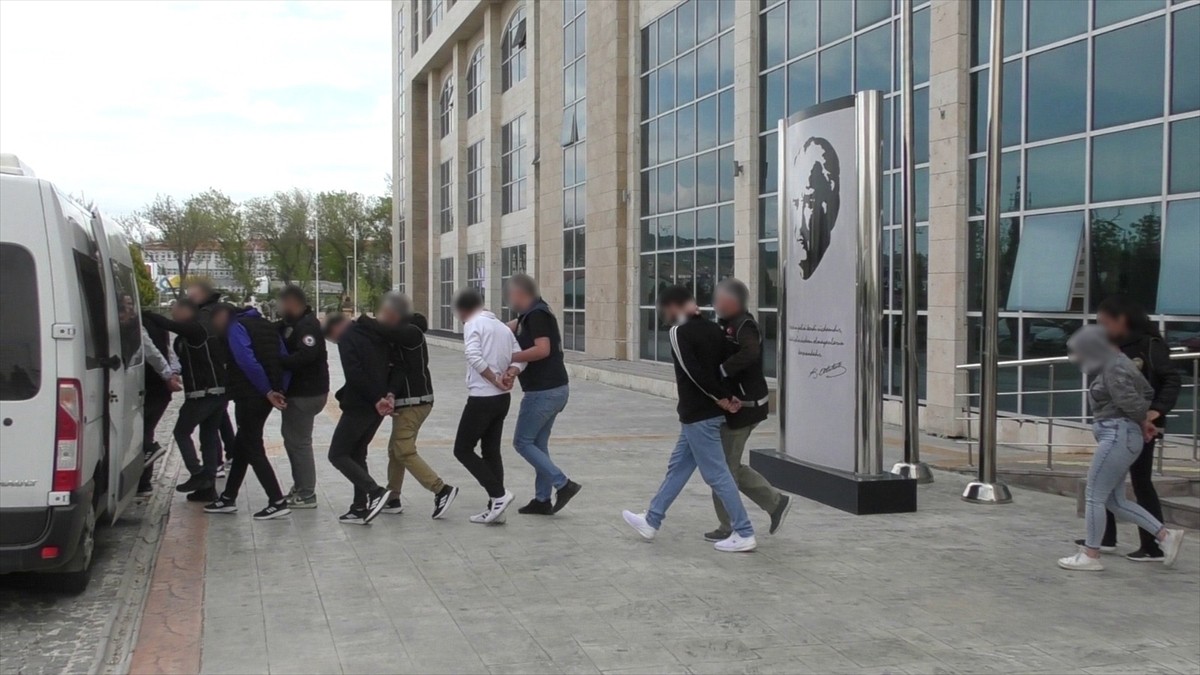 Uşak'ta uyuşturucu ticareti yapanlara yönelik operasyonda gözaltına alınan 11 şüpheli...