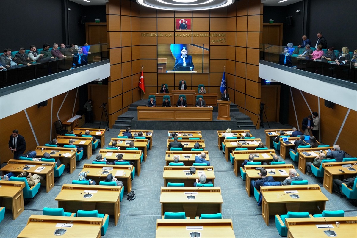 Üsküdar Belediye Meclisinin AK Parti ve MHP'li üyeleri, Belediye Başkanı Sinem Dedetaş'ın...