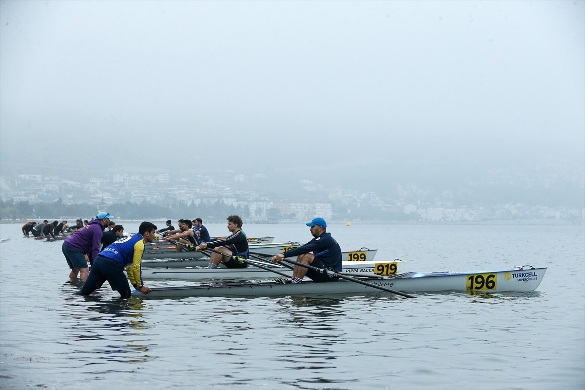 Uzun Mesafe Deniz Küreği Türkiye Şampiyonası, Bursa'nın Gemlik ilçesinde başladı. Gemlik Kumsaz...