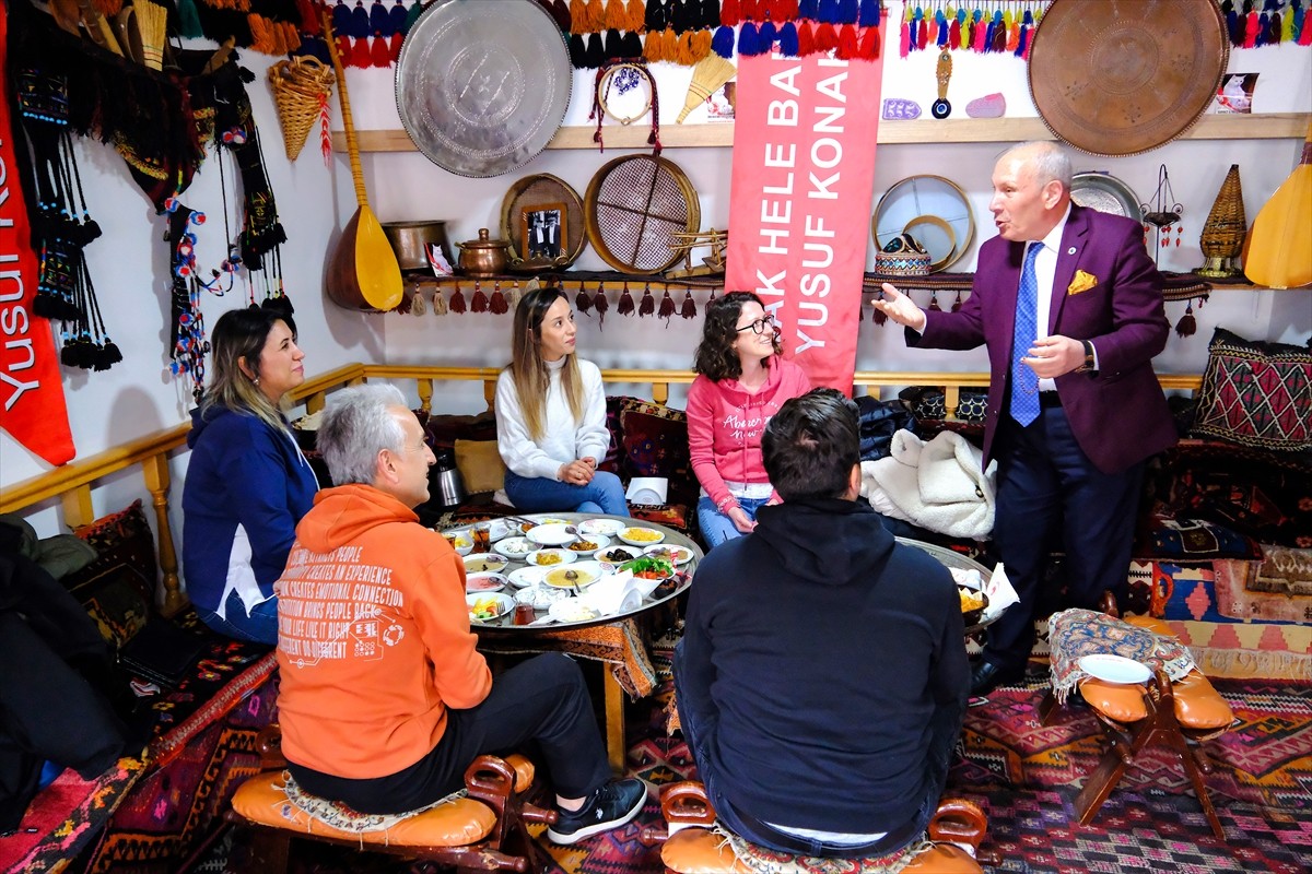 Van'da 50 yıldır kahvaltı salonu işleterek, yöresel ürünleri tanıtan 68 yaşındaki esnaf Yusuf...