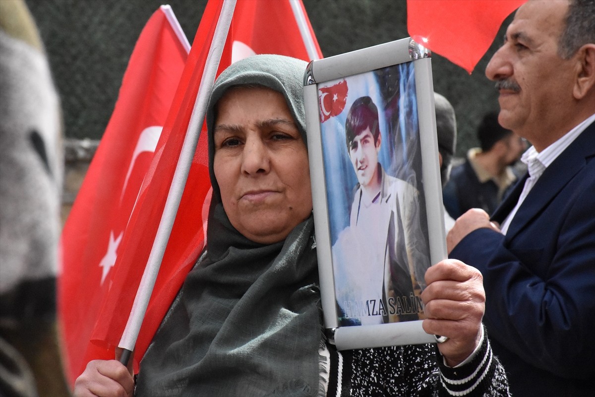 Van'da çocukları terör örgütü PKK tarafından dağa kaçırılan aileler, DEM Parti İl Başkanlığı...