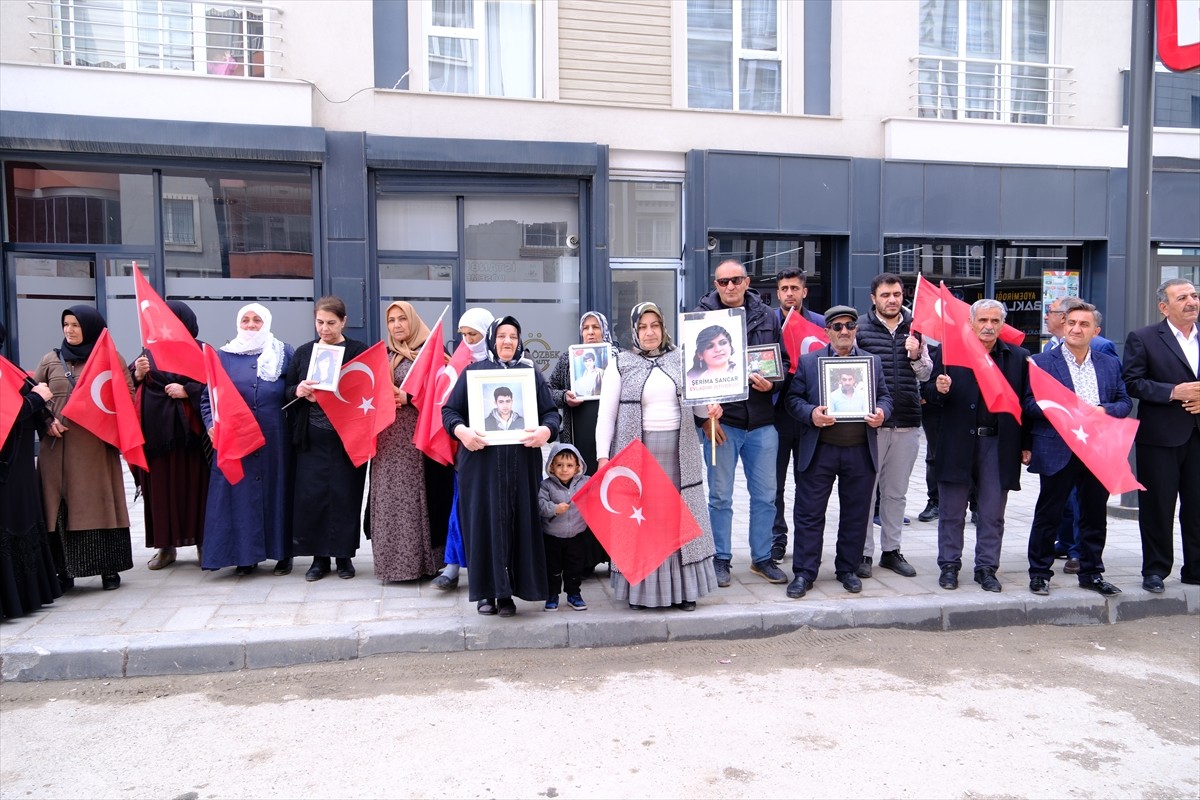 Van'da çocukları terör örgütü PKK tarafından dağa kaçırılan aileler, DEM Parti İl Başkanlığı...